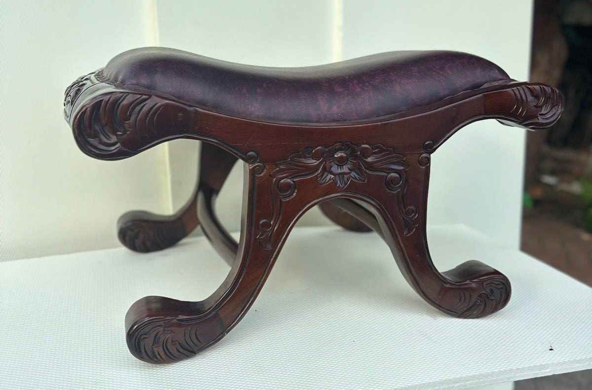 sgabellopoggiapiedi-a-sella-in-legno-intagliato-con-seduta-in-pelle-70×48×h40-cm